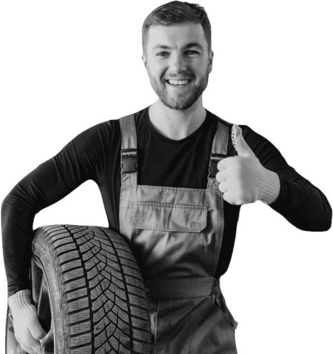 Mies, joka pitelee auton rengasta