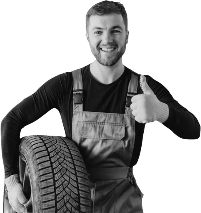 Mies, joka pitelee auton rengasta